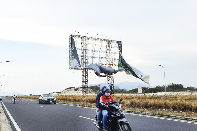 Panô quảng cáo cần được thay mới