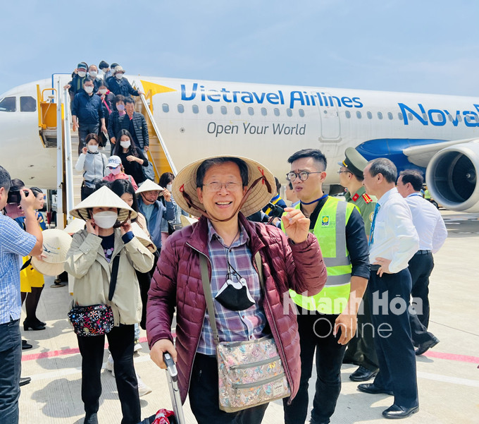 Khách du lịch Hàn Quốc hào hứng xuống sân bay Cam Ranh.