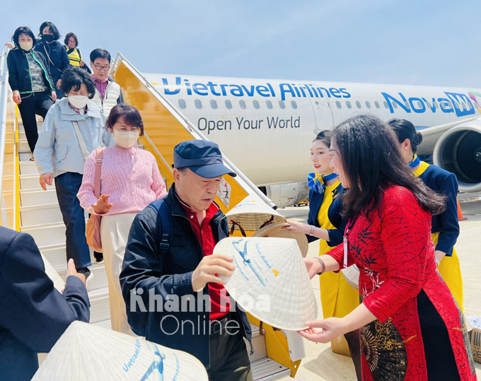 Khách du lịch Hàn Quốc hào hứng bay thẳng từ Daegu đến Cam Ranh trên chuyến bay của Vietravel Airlines.