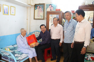 Phó Chủ tịch Thường trực HĐND tỉnh Trần Mạnh Dũng thăm, tặng quà 6 gia đình có công tại TP. Cam Ranh