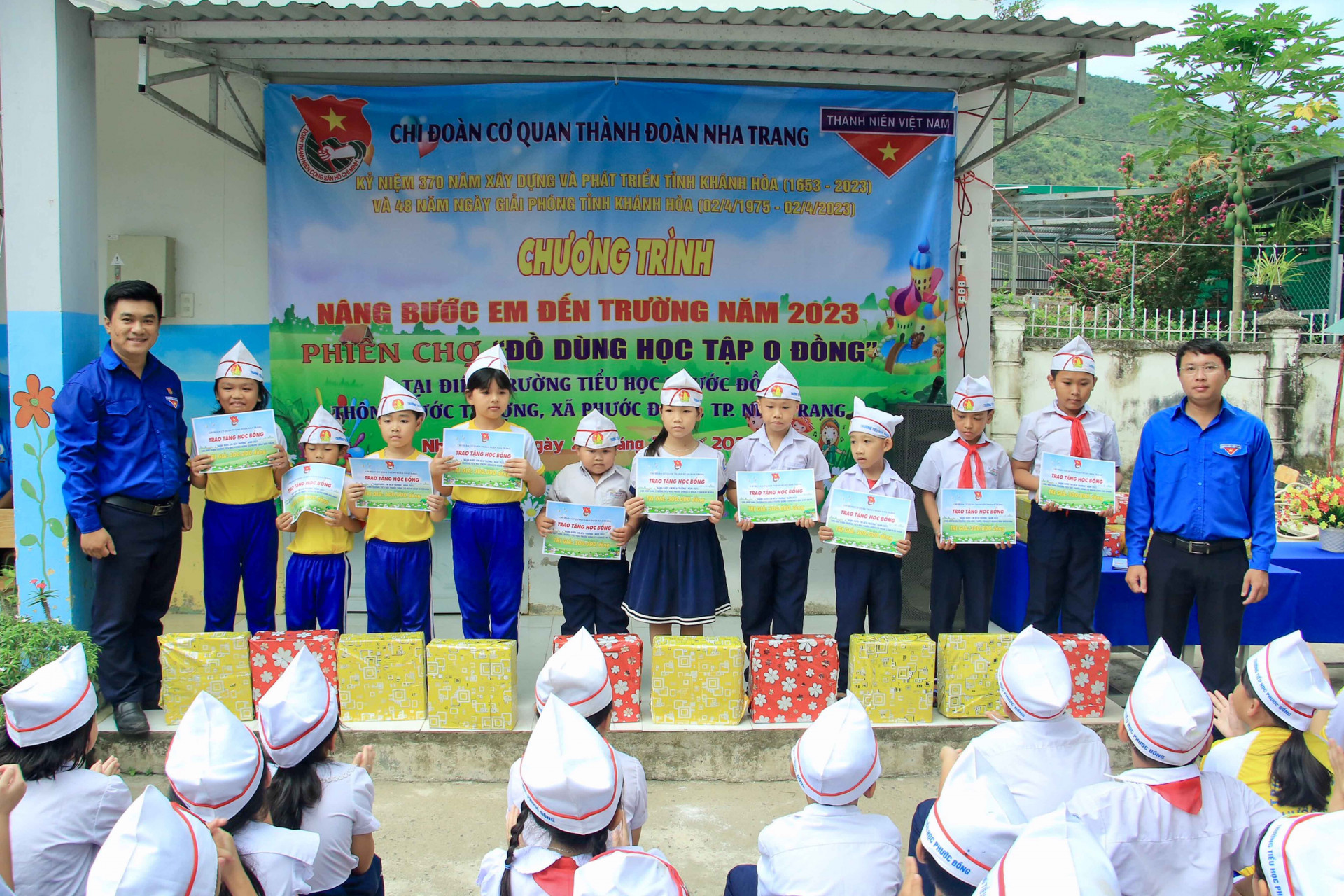 Chi đoàn Cơ quan Thành đoàn Nha Trang trao học bổng cho các học sinh khó khăn