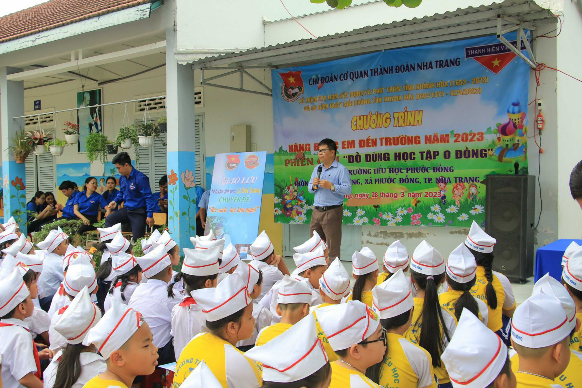 Giao lưu, trò chuyện với học sinh về chuyên đề “Học sách - Học làm người”