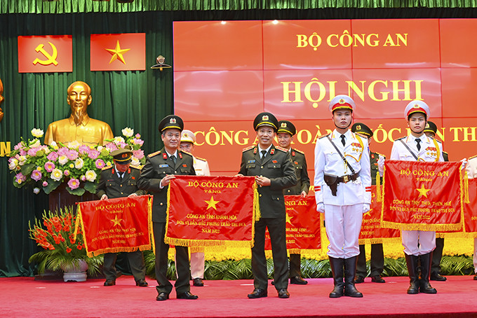 Lãnh đạo Bộ Công an trao tặng cờ thi đua xuất sắc năm 2022 cho Công an tỉnh. 