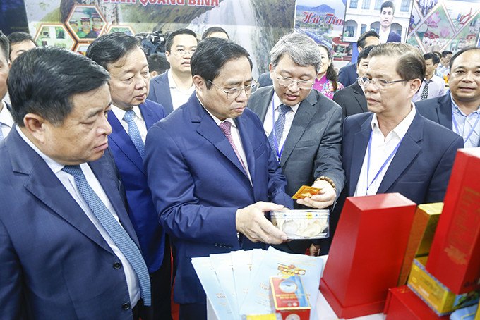 Thủ tướng Chính phủ Phạm Minh Chính tham quan gian hàng giới thiệu về tiềm năng, lợi thế đầu tư của Khánh Hòa; nghe giới thiệu và dùng thử một số sản phẩm nông sản đặc trưng của tỉnh.