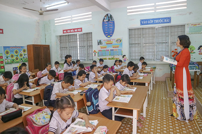 Giờ học của cô và trò Trường Tiểu học Cam Đức 1 (huyện Cam Lâm). 