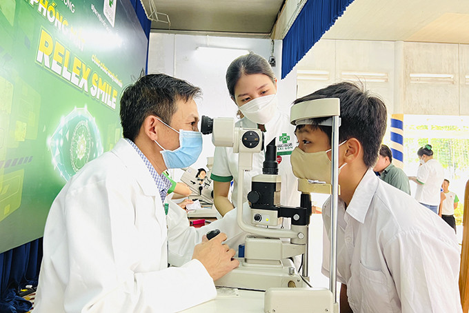 Bác sĩ Bệnh viện Đa khoa Sài Gòn Nha Trang khám mắt cho học sinh. 
