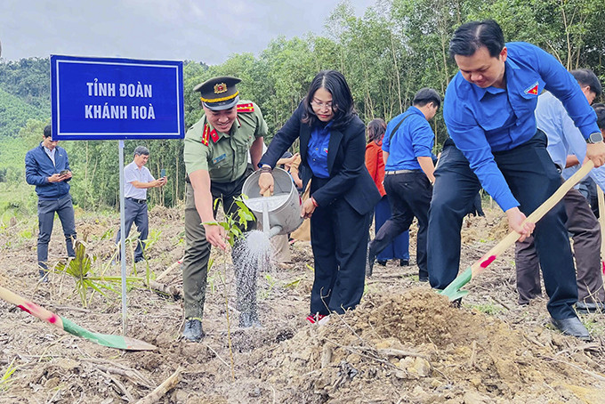 Các cán bộ, đoàn viên, thanh niên tham gia Tết trồng cây tại xã Khánh Hiệp (huyện Khánh Vĩnh).