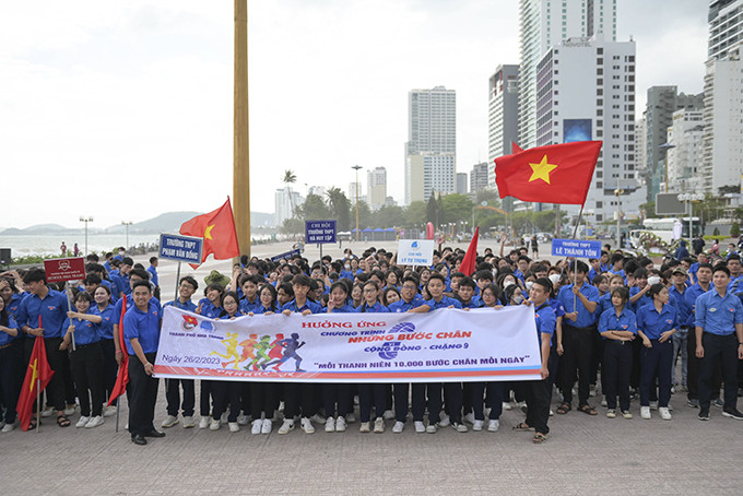 Đoàn viên, thanh niên TP. Nha Trang tham gia hưởng ứng  chương trình Những bước chân cộng đồng do Hội Liên hiệp Thanh niên Việt Nam phát động.