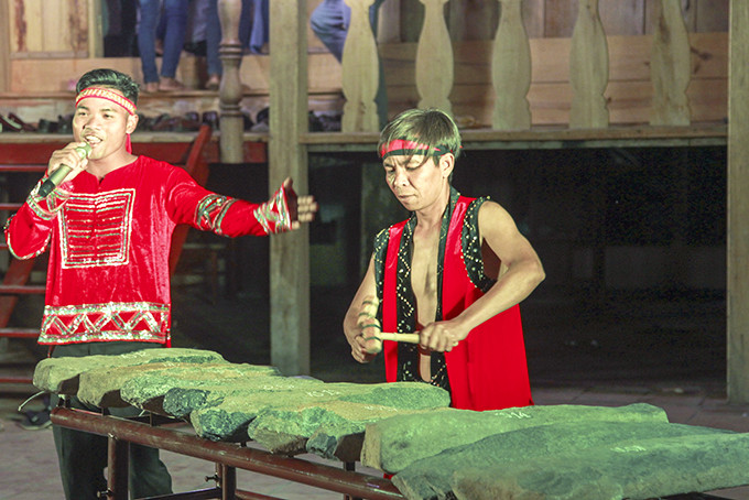 Các thành viên đội văn nghệ huyện Khánh Sơn biểu diễn tiết mục hòa tấu đàn đá.