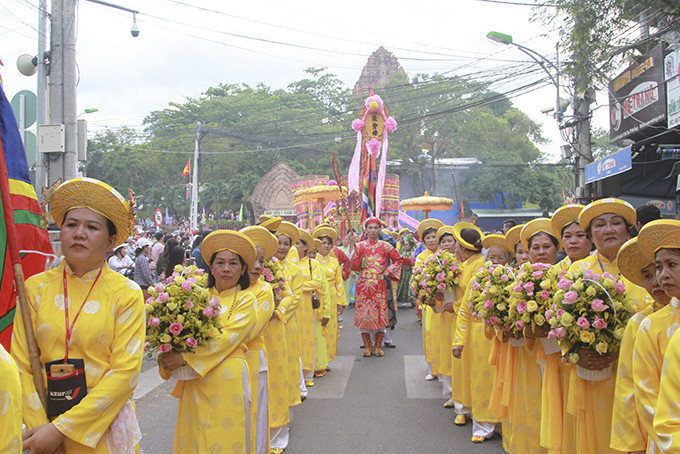 Nhiều nghi lễ truyền thống diễn ra tại lễ hội Tháp Bà Ponagar. 