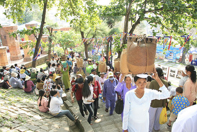 Người dân, du khách, các đoàn hành hương đến với lễ hội Tháp Bà Ponagar.