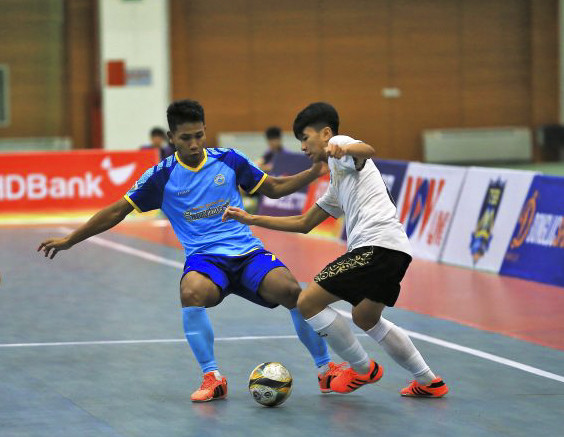 Sanvinest Khánh Hòa (áo xanh) trong trận đấu với Hà Nội. Nguồn: VFF