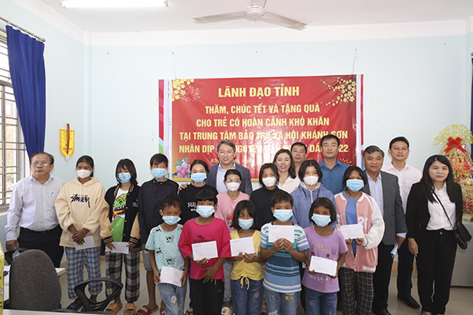 Đồng chí Nguyễn Hải Ninh - Ủy viên Trung ương Đảng, Bí thư Tỉnh ủy trao quà cho trẻ em có hoàn cảnh khó khăn tại Trung tâm Bảo trợ xã hội huyện Khánh Sơn.