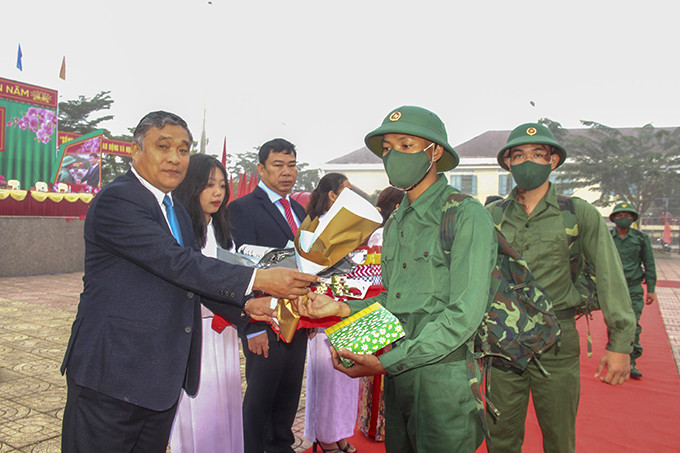 Thanh niên huyện Khánh Sơn hăng hái lên đường thực hiện nghĩa vụ quân sự.