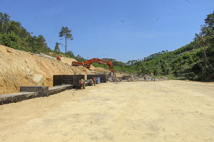 Công trình hồ chứa nước Ka Tơ (xã Ba Cụm Nam) đang được đầu tư  để giải quyết nước sinh hoạt, sản xuất cho xã Ba Cụm Nam.