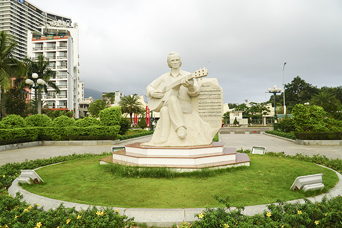 Tượng đài Trịnh Công Sơn ở công viên bờ biển thành phố Quy Nhơn.