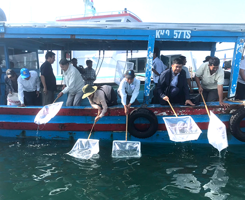 Lãnh đạo các đơn vị thả cá giống tái tạo nguồn lợi thủy sản tại Khu bảo vệ hệ sinh thái biển Rạn Trào