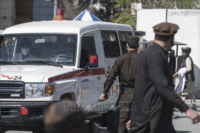 Xe cứu thương tới hiện trường vụ đánh bom liều chết tại Kabul, Afghanistan, ngày 27/3/2023. Ảnh: AFP/TTXVN