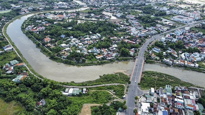 Thị xã Ninh Hòa dọc theo sông Dinh.