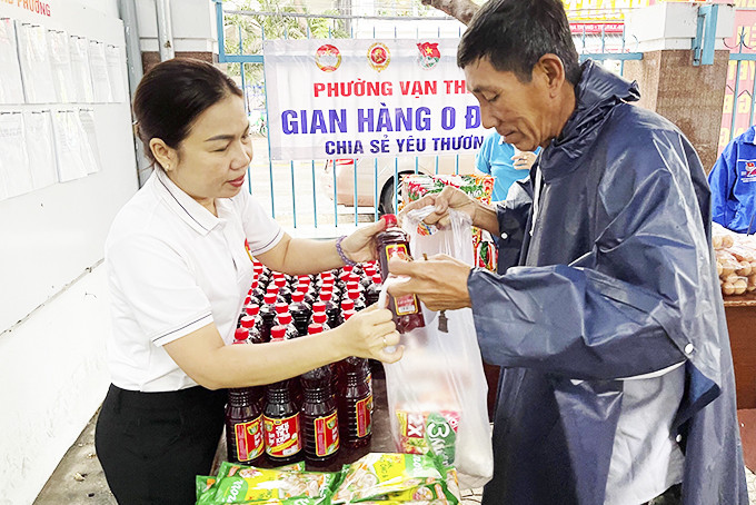 Bà Nguyễn Thị Cẩm Nhung trao quà cho người nghèo.