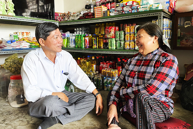 Ông Mai Tấn Hiệp thăm gia đình bà Lê Thị Xuân - người khuyết tật được ông vận động kinh phí hỗ trợ phương tiện sinh kế