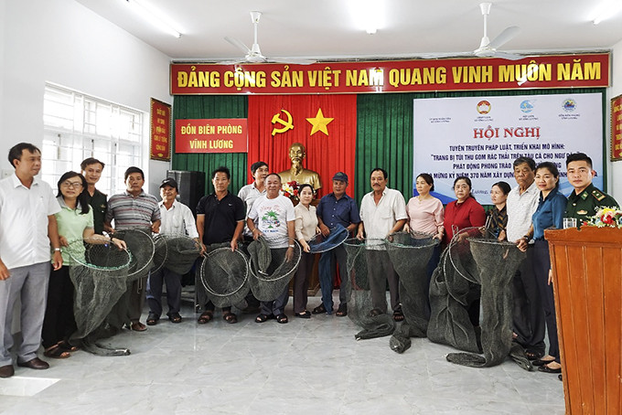 Đơn vị phối hợp với UBND xã Vĩnh Lương thực hiện mô hình “Trang bị túi thu gom rác thải trên tàu cá cho ngư dân”.