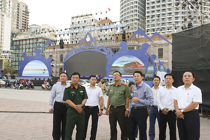 Ông Đinh Văn Thiệu kiểm tra thực tế công tác chuẩn bị cho lễ kỷ niệm 370 năm xây dựng và phát triển tỉnh Khánh Hòa.