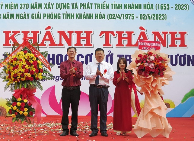 Ông Võ Hoàn Hải - Giám đốc Sở Giáo dục và Đào tạo tặng hoa chúc mừng nhà trường. 