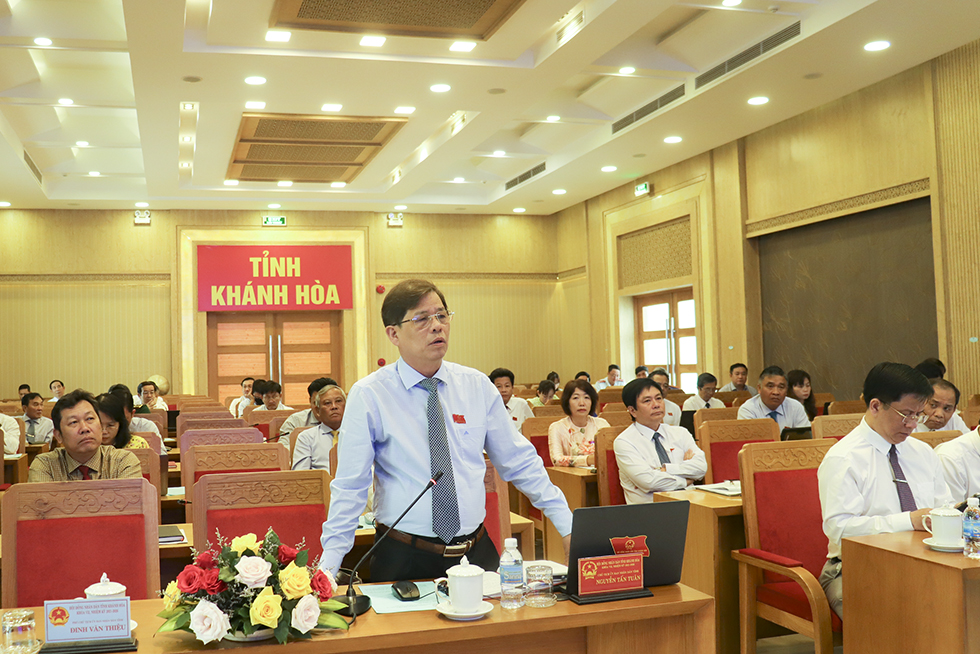Chủ tịch UBND tỉnh Nguyễn Tấn Tuân phát biểu thảo luận tại kỳ họp.