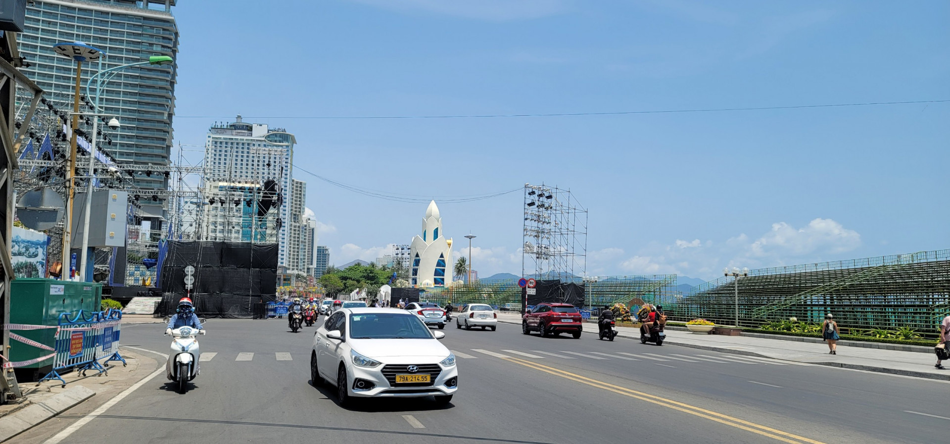 Khu vực tổ chức sự kiện Kỷ niệm 370 năm xây dựng và phát triển tỉnh Khánh Hòa trên đường Trần Phú được phân luồng giao thông tạm thời.
