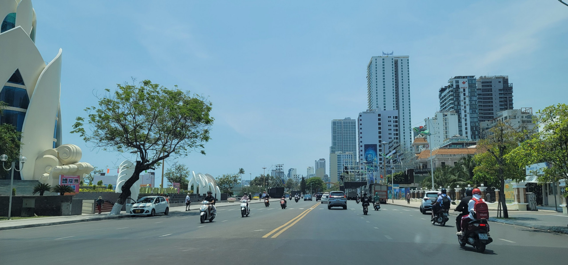 Đường Trần Phú được phân luồng để tổ chức các hoạt động Kỷ niệm 370 năm xây dựng và phát triển tỉnh.