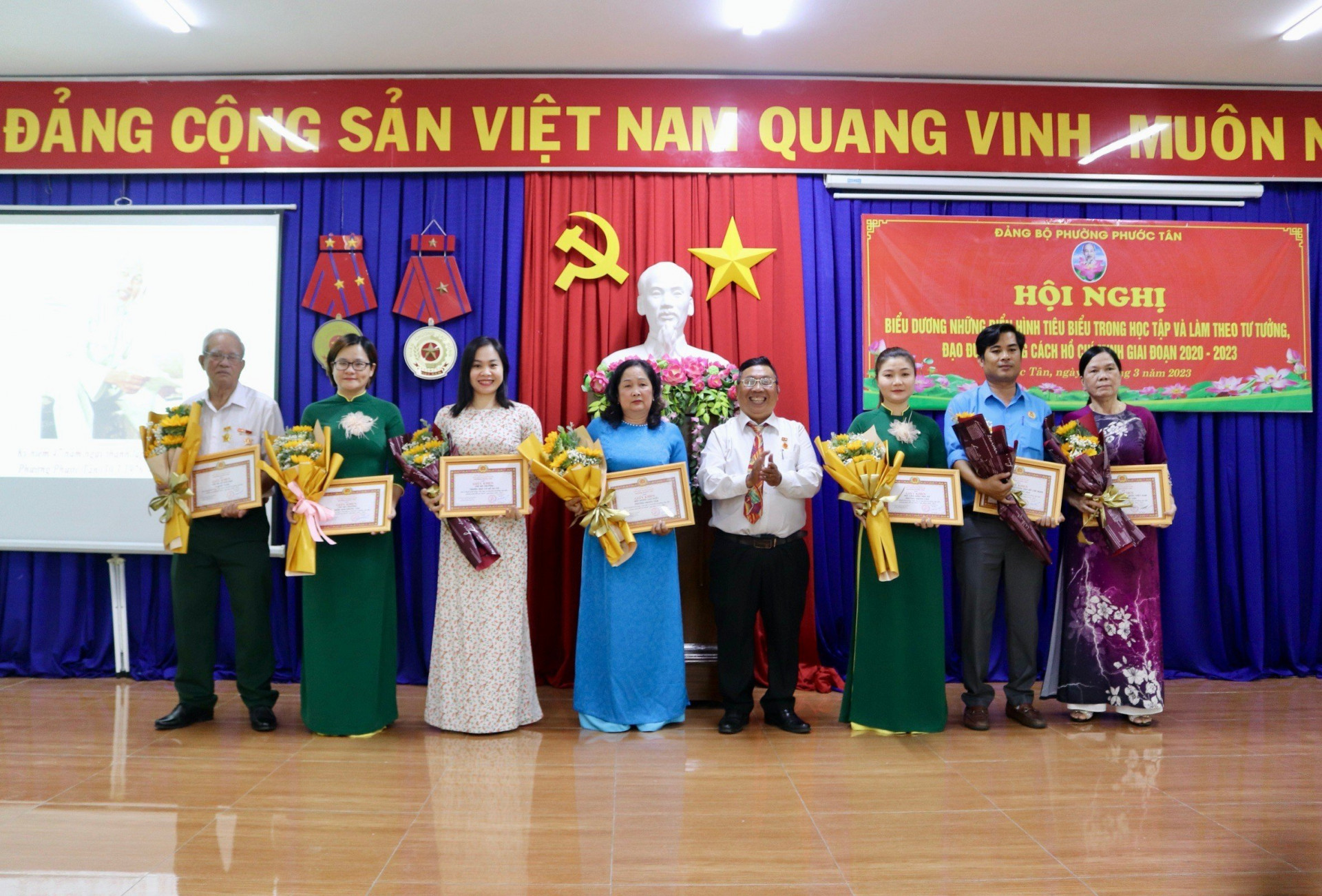 Ông Vũ Văn Nở - Bí thư Đảng ủy phường Phước Tân tặng giấy khen cho 7 tập thể có thành tích trong Học tập và làm theo tư tưởng, đạo đức, phong cách Hồ Chí Minh giai đoạn 2020-2023.