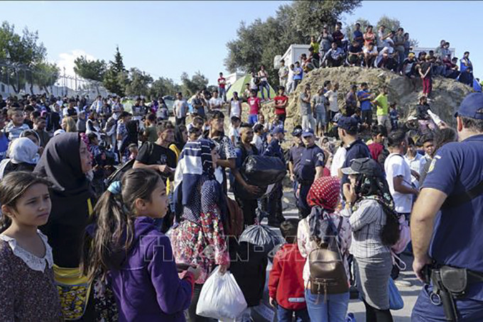 Người tị nạn tập trung trên đảo Lesbos, Hy Lạp, trước khi được đưa vào đất liền ngày 6/10/2019. Ảnh minh họa: AFP/TTXVN