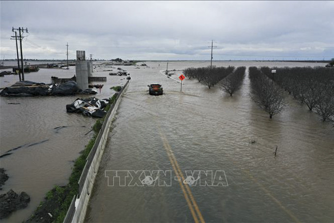 Một tuyến đường bị ngập lụt sau những trận mưa lớn tại Corcoran, California, Mỹ, ngày 21/3/2023. Ảnh minh họa: AFP/TTXVN