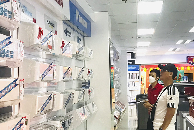 Khách hàng tìm hiểu máy điều hoà tại Trung tâm mua sắm Nguyễn Kim.