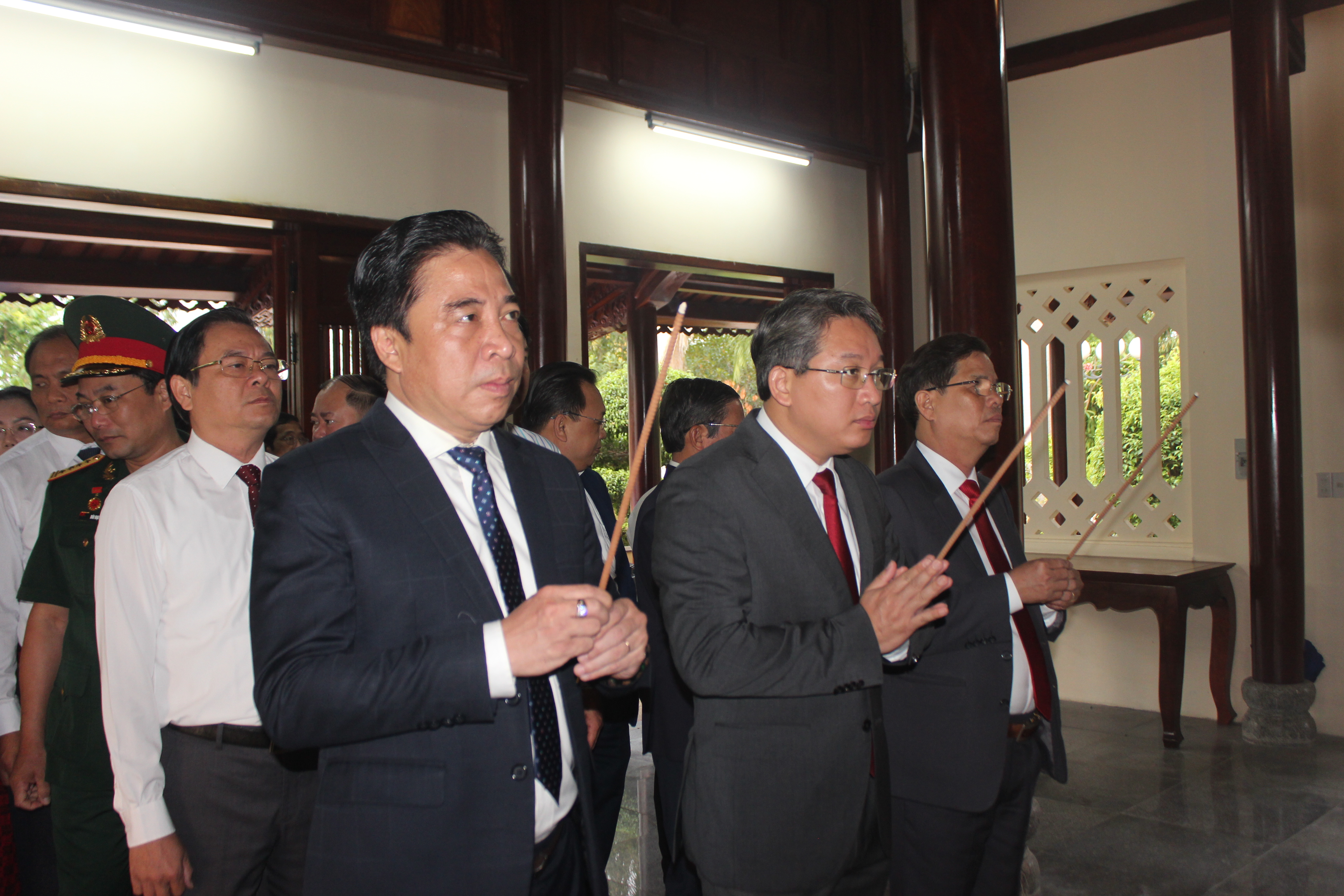 Lãnh đạo tỉnh Khánh Hòa đặt vòng hoa, dâng hương viếng Nghĩa trang liệt sĩ Hòn Dung