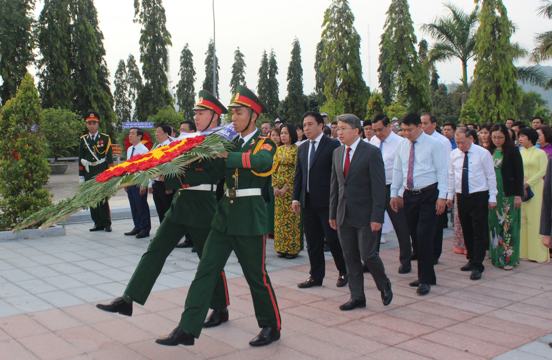 Đoàn đại biểu của Ban Chấp hành Đảng bộ tỉnh do ông Nguyễn Hải Ninh dẫn đầu vào viếng, vòng hoa mang dòng chữ: Đảng, Nhà nước, Nhân dân ghi nhớ công ơn các liệt sĩ.