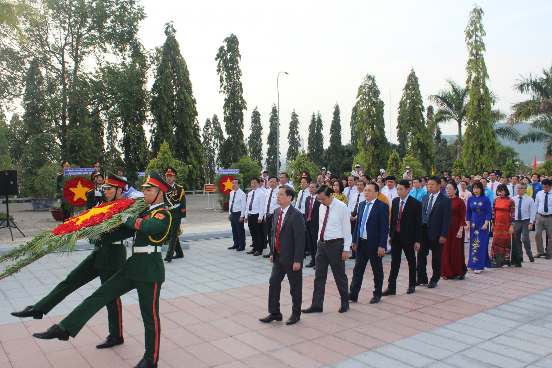 Đoàn đại biểu HĐND, UBND tỉnh do ông Nguyễn Tấn Tuân dẫn đầu vào viếng.