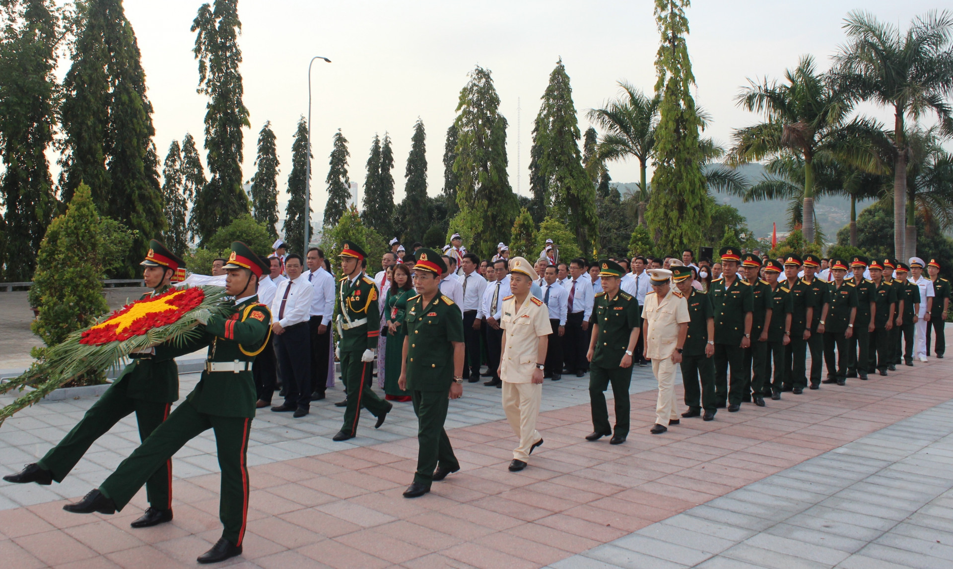 Đoàn đại biểu các lực lượng vũ trang tỉnh do Đại Tá Bùi Đại Thắng - Chỉ huy trưởng Bộ Chỉ huy Quân sự tỉnh dân đầu vào viếng.
