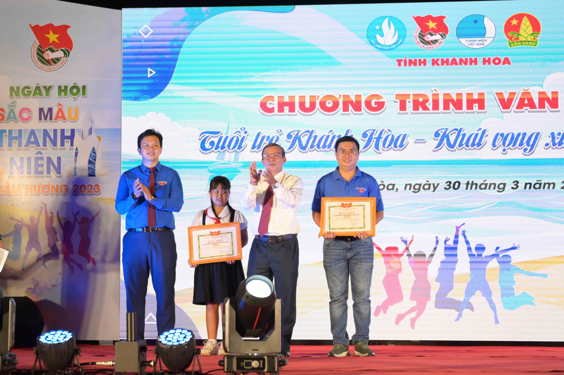 Ban tổ chức trao giải cho các thí sinh, đội thi tham gia các cuộc thi hưởng ứng 370 năm xây dựng và phát triển tỉnh do Tỉnh đoàn, Hội đồng Đội, Hội Sinh viên Việt Nam tỉnh phát động tổ chức