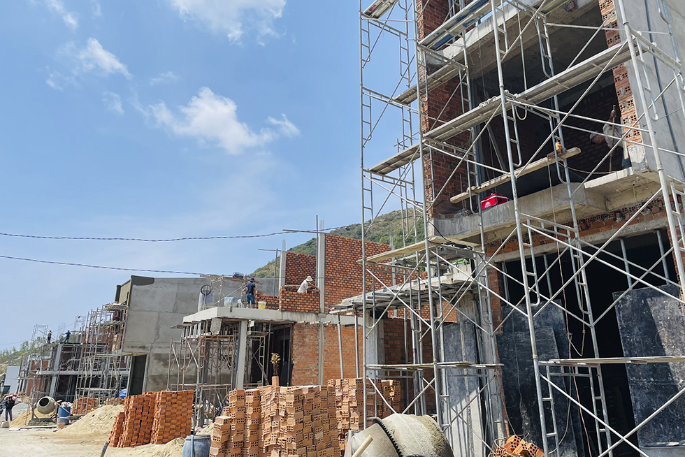 Các hộ dân tại khu vực tái định cư đang dần hoàn thiện nhà để ổn định cuộc sống
