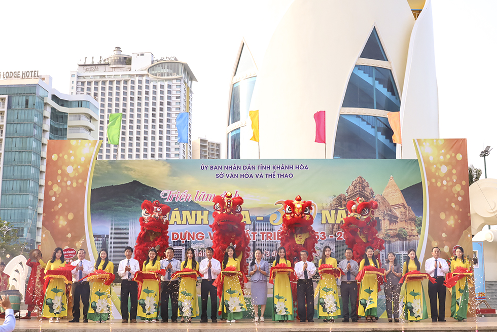 Photo exhibition celebrating 370 years of construction and development of Khanh Hoa opens