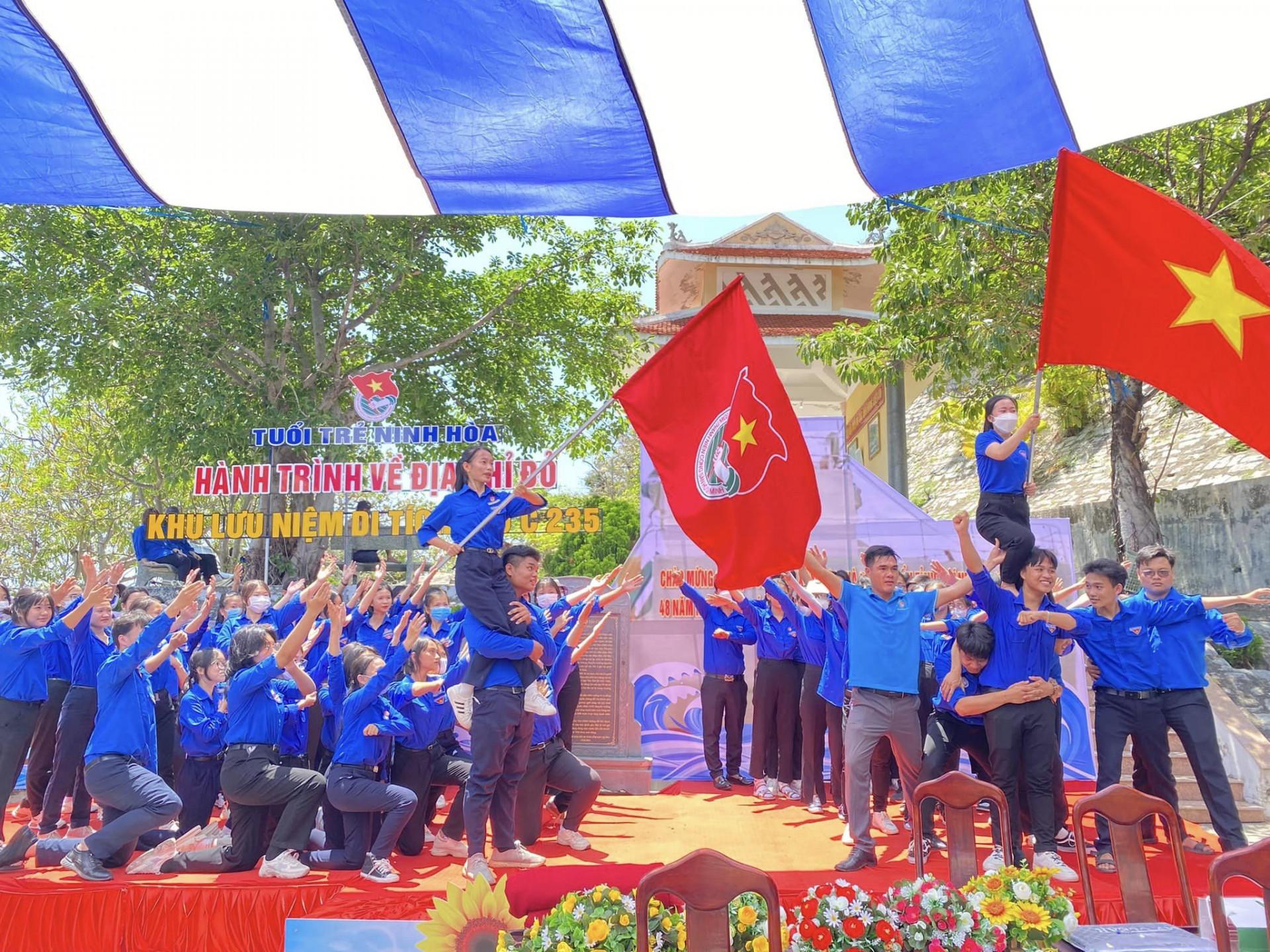 Đoàn viên, thanh niên thị xã Ninh Hòa biểu diễn các tiết mục văn nghệ ở Khu lưu niệm di tích tàu C235