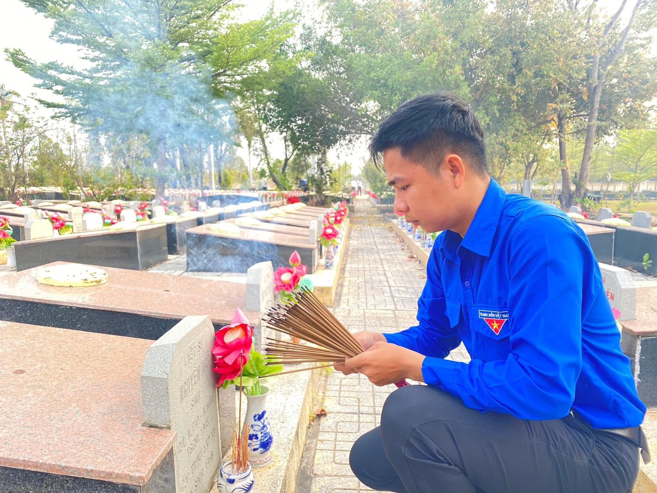 Một bạn trẻ thắp hương viếng Nghĩa trang liệt sĩ Ninh Hòa.