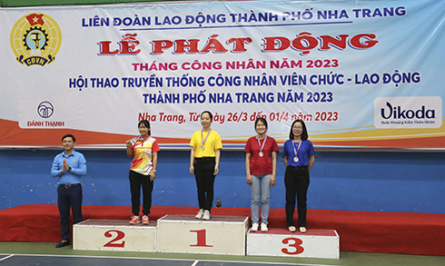 Ban tổ chức tặng huy chương cho các vận động viên đạt thành tích tại hội thao.