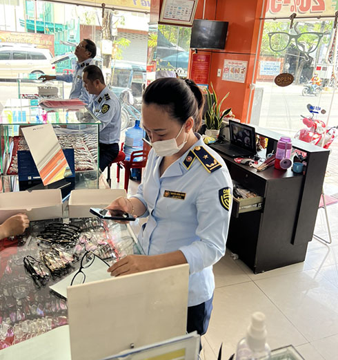 Đội Quản lý thị trường số 1: Kiểm tra và phát hiện 70 đơn vị sản phẩm mắt kính giả mạo nhãn hiệu