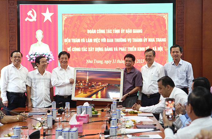 Đoàn công tác tặng quà lưu niệm cho Ban Thường vụ Thành ủy Nha Trang.