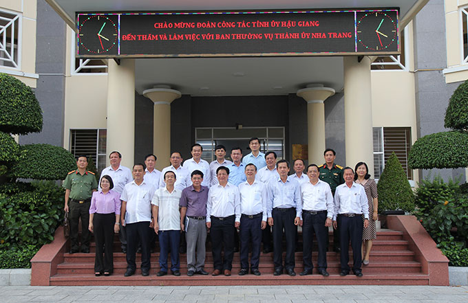 Đoàn công tác Tỉnh ủy Hậu Giang và Ban Thường vụ Thành ủy Nha Trang chụp hình lưu niệm.