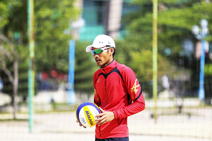 Huấn luyện viên Nguyễn Trọng Quốc trong một buổi huấn luyện đội tuyển bóng chuyền bãi biển tỉnh. 