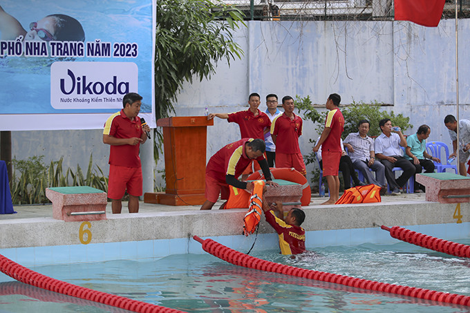 Đội cứu hộ, cứu nạn Ban Quản lý vịnh Nha Trang trang bị các kiến thức phòng chống tai nạn đuối nước cho các em học sinh.
